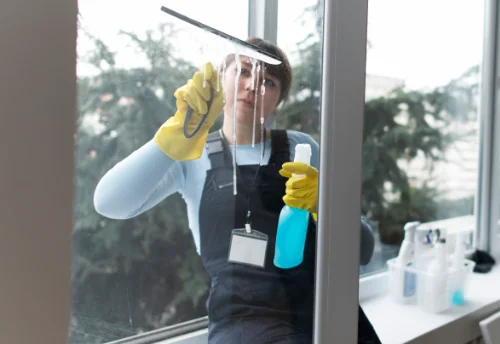 Nettoyage de vitres intérieures et extérieures à la Feuillée